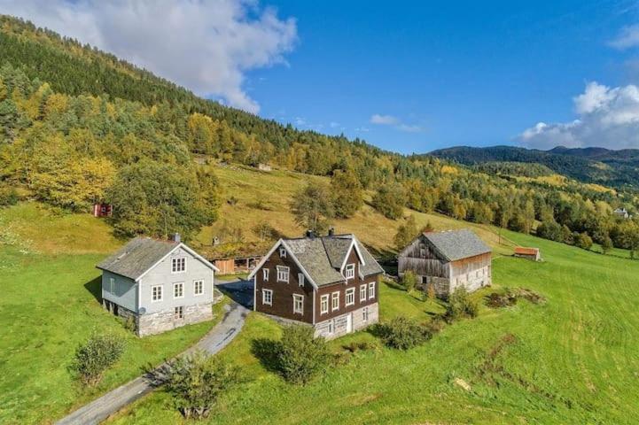 Heggjabygda Gjestegard - Historisk Tommerhus I Landlige Omgivelser Nordfjordeid