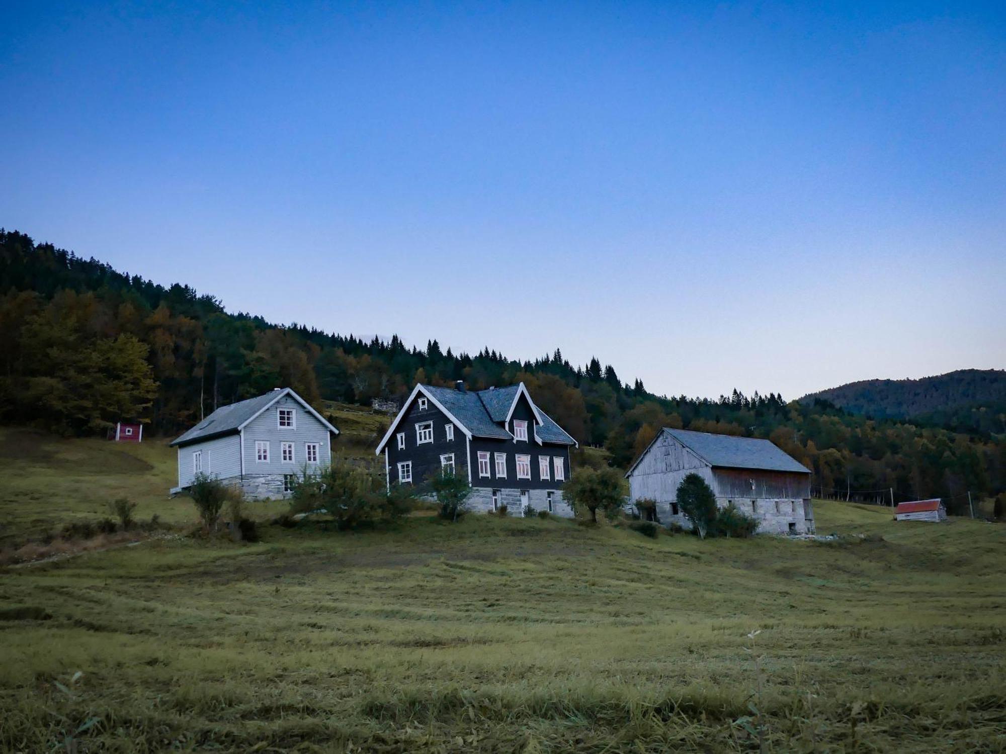 Heggjabygda Gjestegard - Historisk Tommerhus I Landlige Omgivelser Nordfjordeid